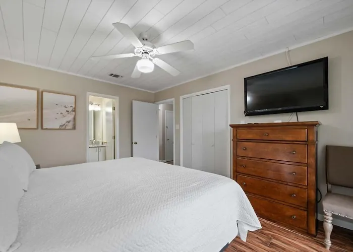 Our Serenity Now With Private Pickleball & Pool *