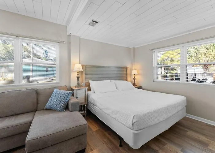 Our Serenity Now With Private Pickleball & Pool Holiday home