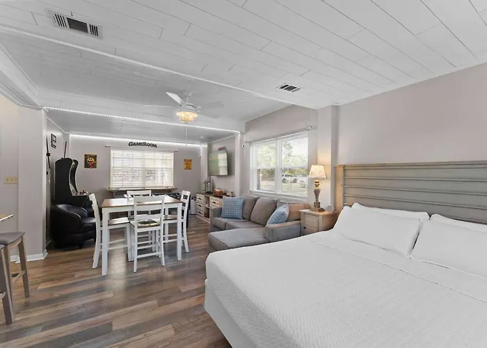 Our Serenity Now With Private Pickleball & Pool Holiday home