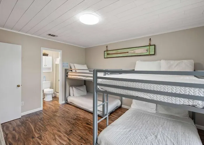 Our Serenity Now With Private Pickleball & Pool Holiday home